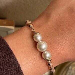 Elegant Pearl and Gold Bracelet